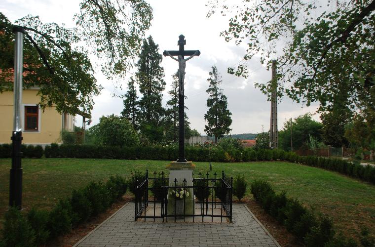 Kereszt, Gersekarát, 432. hrsz., (Templomkertben) Kereszt, Gersekarát, 432. hrsz., (Templomkertben)